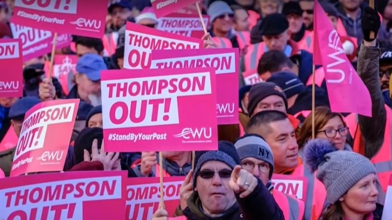 Във Великобритания вече втори месец хиляди протестират Хората искат поне